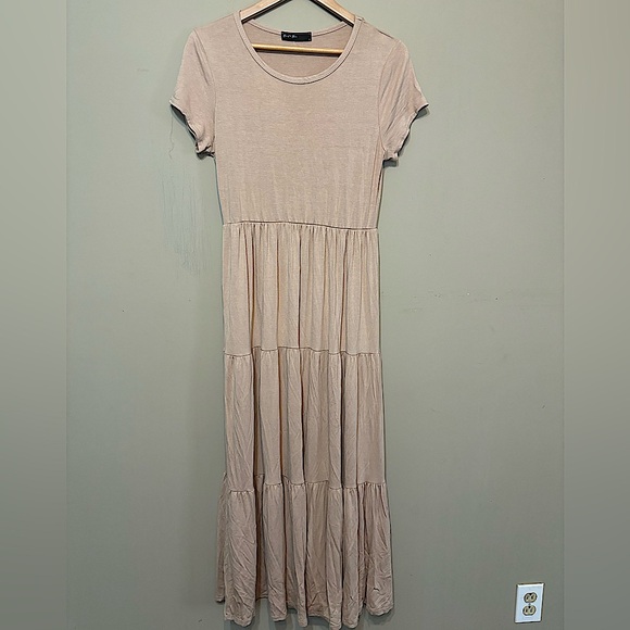 BRIT & BRI T-Shirt Tiered Neutral Long Dress - Picture 1 of 6